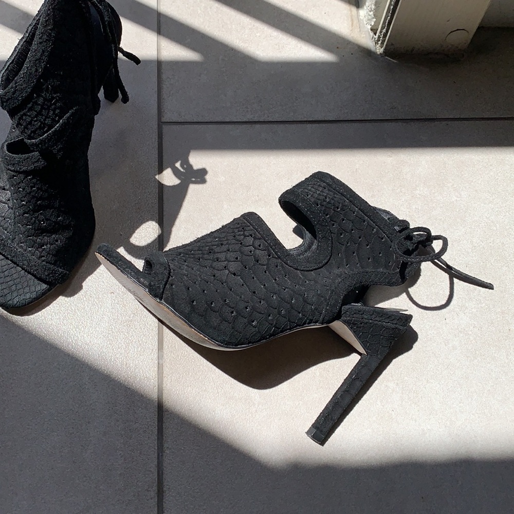 Embossed suede “Tilley” heel